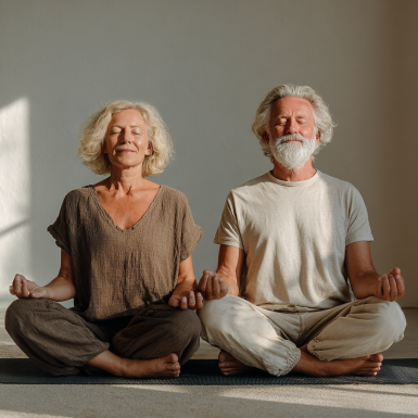 Група щасливих літніх людей після заняття йогою